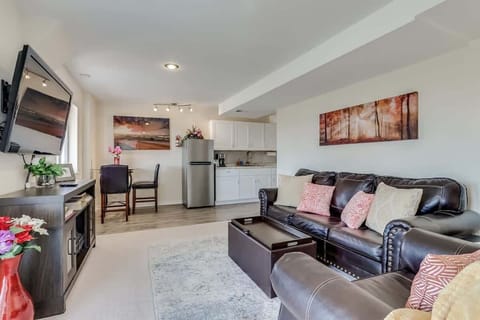 Experience breathtaking sunset views from your home away from home! This cozy private suite is tastefully decorated and fully equipped with all the necessary amenities to ensure a comfortable stay. It's the ideal charming retreat to unwind and savor the stunning Colorado landscape.