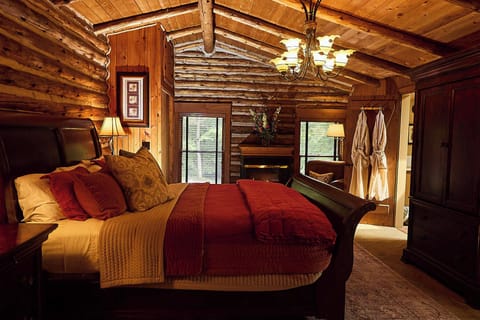 Lee Suite | Premium bedding, individually decorated, individually furnished, desk