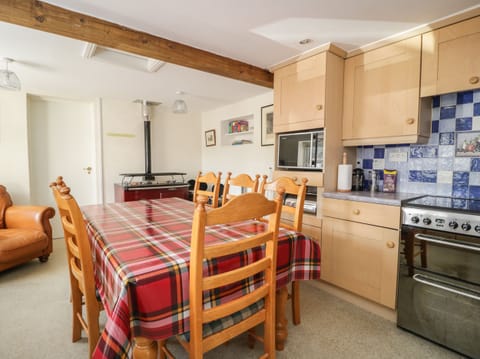 Cottage | Private kitchen | Microwave, stovetop, dishwasher, cookware/dishes/utensils