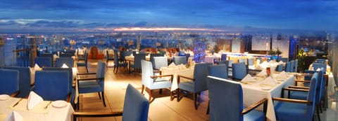 3 restaurants; breakfast, lunch, and dinner served