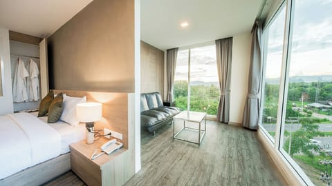 Junior Suite Room | Desk, blackout drapes, free WiFi, bed sheets