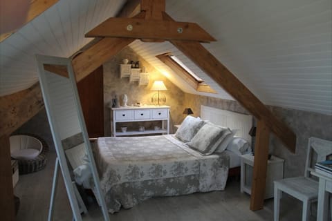 Room (Marjolaine) | Desk, blackout drapes, free cribs/infant beds, free WiFi