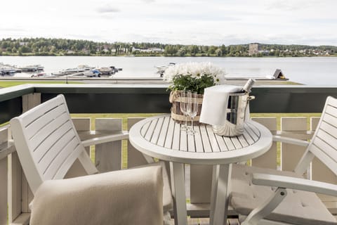 Klassisk enkelt eller dobbeltrom med fjordutsikt og balkong | Balcony view