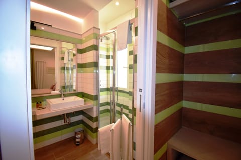 Junior Suite, Balcony | Bathroom | Shower, free toiletries, hair dryer, bidet