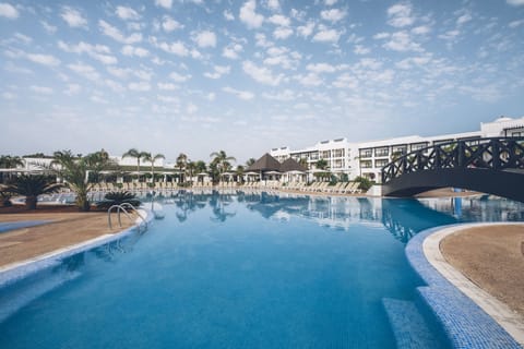 Indoor pool, 3 outdoor pools