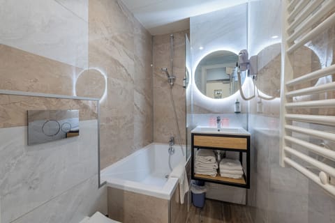 Classic Double Room | Bathroom | Shower, free toiletries, hair dryer, towels