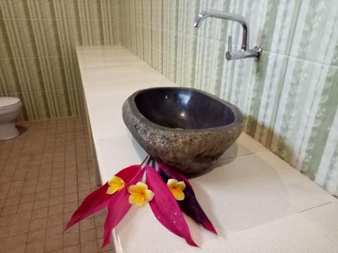 Shower, free toiletries, towels