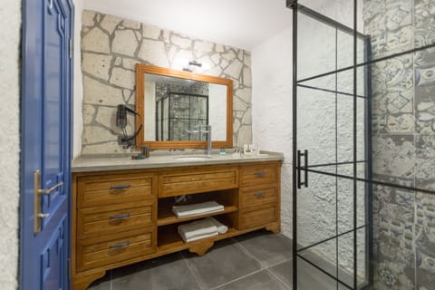 Junior Room | Bathroom sink