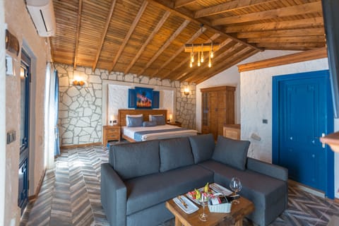 Junior Room | Minibar, in-room safe, desk, laptop workspace