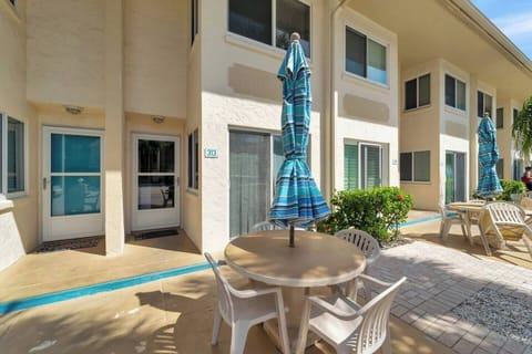 Front entrance/table and chairs