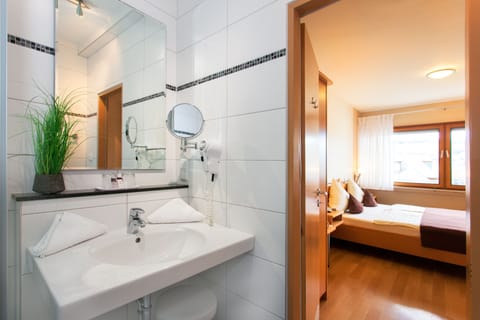 Comfort Double Room, 1 King Bed, Non Smoking, City View | Hypo-allergenic bedding, desk, blackout drapes, free WiFi