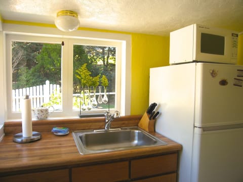 Fully equipped kitchen overlooking the yard.