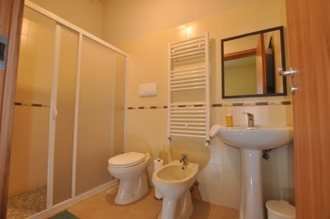 Shower, free toiletries, hair dryer, bidet