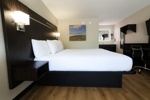 Standard Room, 1 King Bed | Blackout drapes, soundproofing, free WiFi, bed sheets