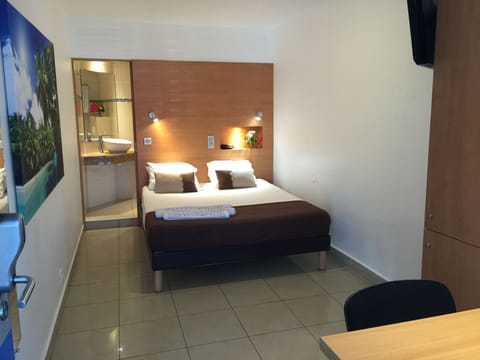 Standard Room | Premium bedding, in-room safe, individually furnished, desk