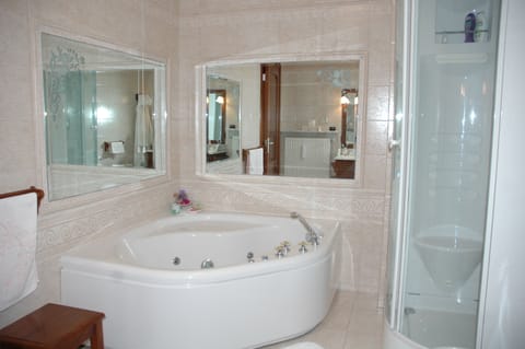 2 bedrooms, desk, laptop workspace, blackout drapes