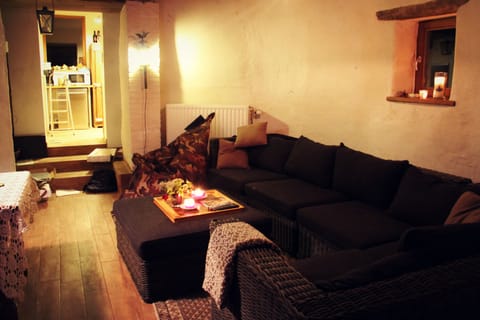 Cottage, Smoking | Living room | TV