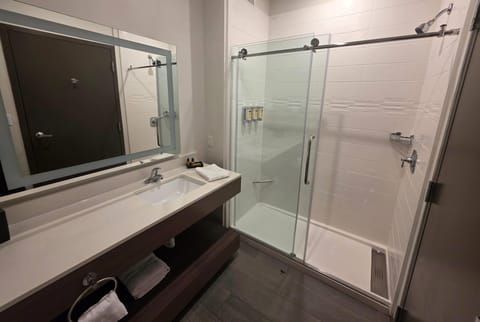 Combined shower/tub, hydromassage showerhead, free toiletries