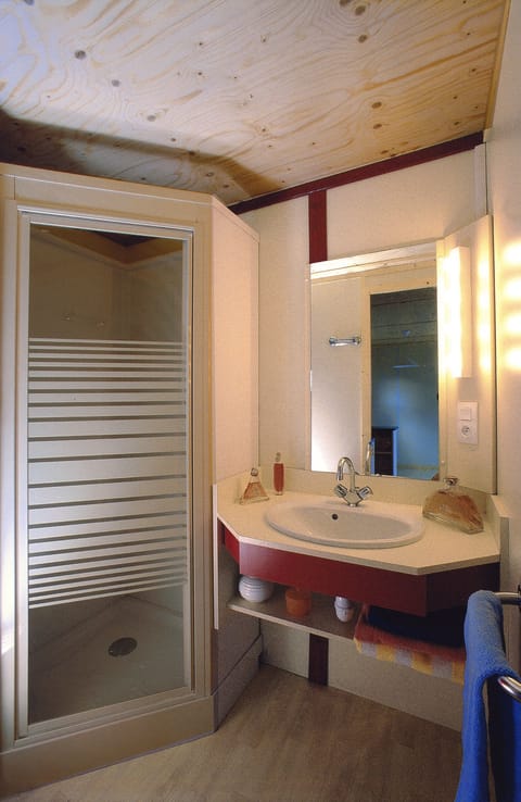 Standard Bungalow | Bathroom | Shower, rainfall showerhead, towels