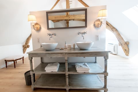 Superior Double Room (Le Paravent) | Bathroom sink