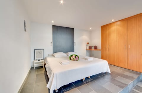City Apartment | 1 bedroom, desk, iron/ironing board, free cribs/infant beds