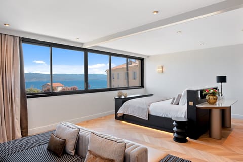 Luxury Penthouse | Premium bedding, minibar, in-room safe, desk
