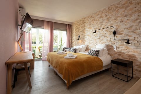 Superior Double or Twin Room, Terrace, Garden View | Premium bedding, minibar, in-room safe, desk