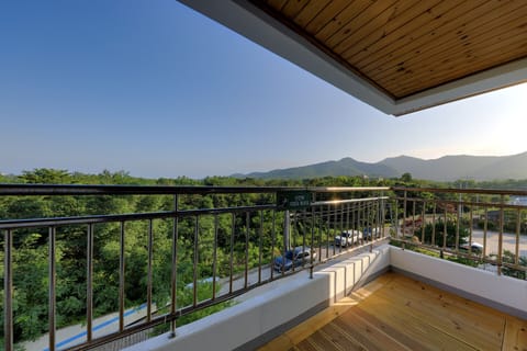Traditional Room (Ondol) | Living room | 42-inch flat-screen TV with cable channels, TV, heated floors
