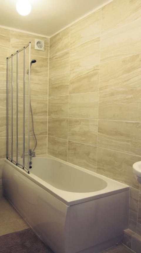 Deluxe Double Room, Bathtub | Bathroom | Free toiletries, hair dryer, towels