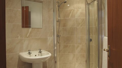 Deluxe Double Room | Bathroom | Free toiletries, hair dryer, towels