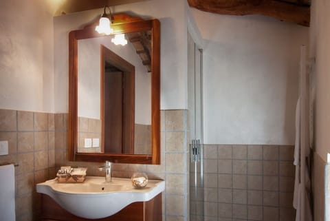 Suite | Bathroom | Shower, free toiletries, hair dryer, slippers