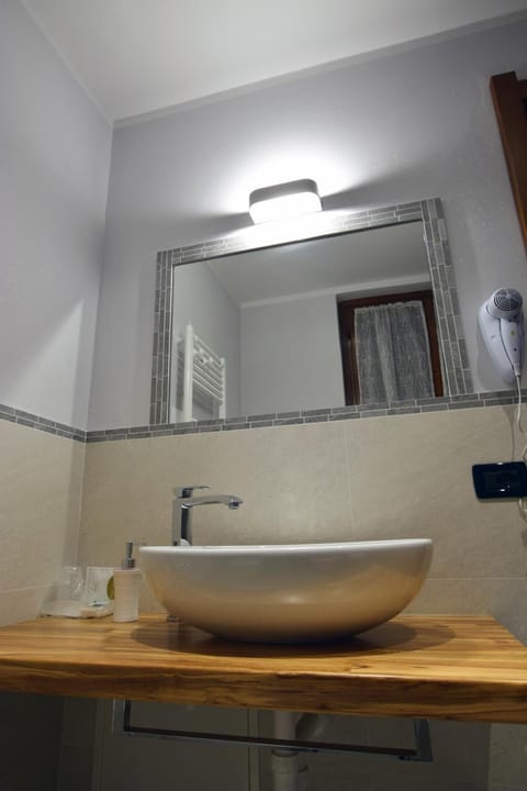 Shower, free toiletries, hair dryer, bidet