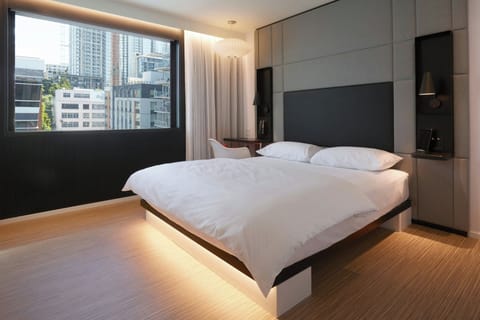 Room, 1 King Bed (Mobility Accessible, Roll-In Shower) | Premium bedding, down comforters, pillowtop beds, in-room safe