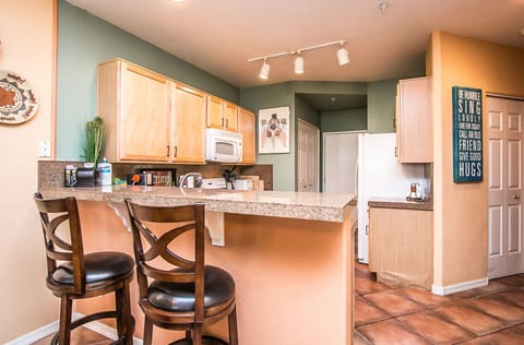 Bar stools that swivel with a granite countertop 