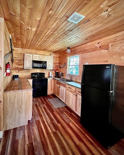 Fully stocked kitchen with ample counter space, comfortable cooking space!