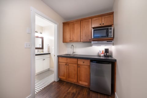 Superior Room, 1 King Bed, Refrigerator & Microwave | Private kitchenette | Coffee/tea maker, electric kettle