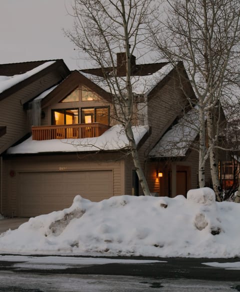 Absolute Luxury - 2B 2.5BA two level townhome in Lower Deer Valley