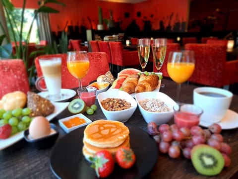Daily full breakfast (EUR 19.50 per person)