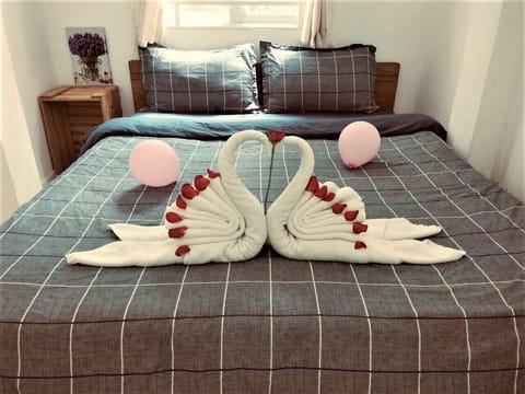 H Hostel Deluxe Room | Blackout drapes, free WiFi, bed sheets