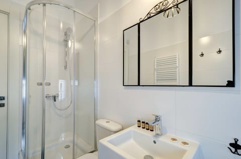 Premium Apartment, Non Smoking (8 occupants) | Bathroom | Shower, free toiletries, hair dryer, towels