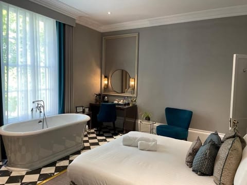 Deluxe Room | Desk, laptop workspace, blackout drapes, iron/ironing board