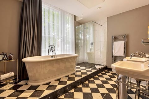 Luxury Room | Bathroom | Free toiletries, hair dryer, bathrobes, towels