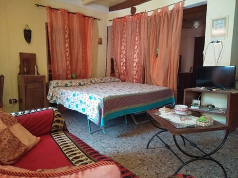 Stanza liberty, bagno riservato, vista sulla città | Desk, blackout drapes, iron/ironing board, free WiFi