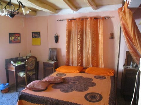 Stanza liberty, bagno riservato, vista sulla città | Desk, blackout drapes, iron/ironing board, free WiFi