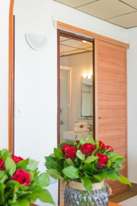 Classic Room, 1 Double or 2 Twin Beds, Garden View | In-room safe, free WiFi, bed sheets