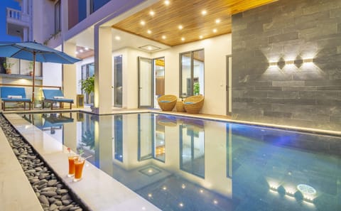 Outdoor pool, pool umbrellas, sun loungers