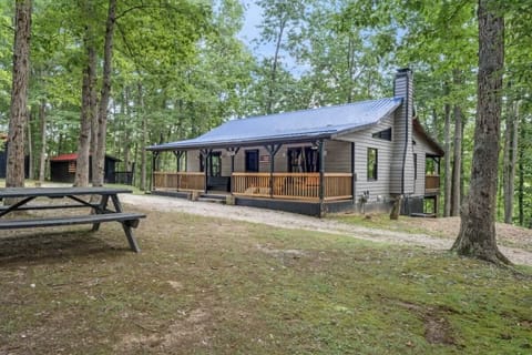 3BR 1.5BA w/ King Bed/Hot Tub in Heart of RRG! Cabin in Kentucky