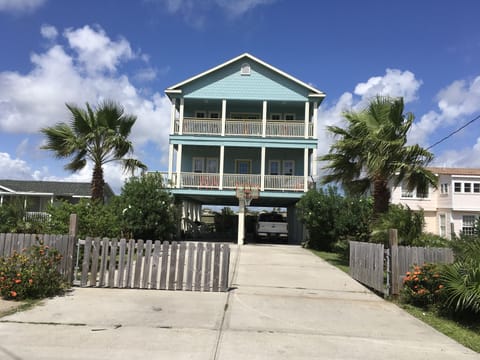 1 block easy walk to beach, Kroger Signature store, convention center, 8 vehicle