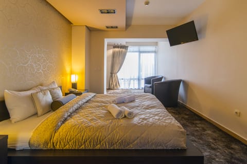 Deluxe Double Room, River View | Memory foam beds, minibar, in-room safe, desk