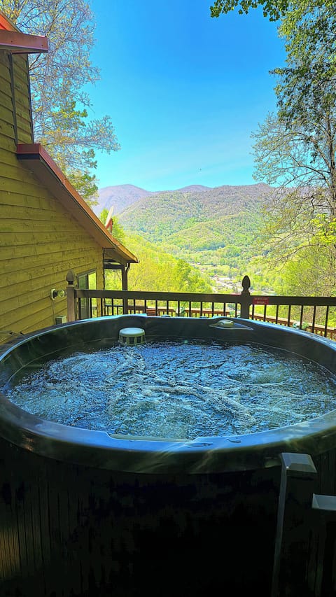 Hot tub on secondary deck overlooks the beautiful town of Maggie Valkey.